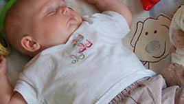 赤ちゃんバンザイ寝の理由は 何度見ても可愛いバンザイ画像 ベビリナ