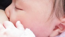 初乳の時期はいつまで？赤ちゃんに与える重要な免疫効果