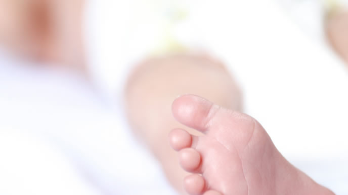 新生児期の原始反射を示す乳児