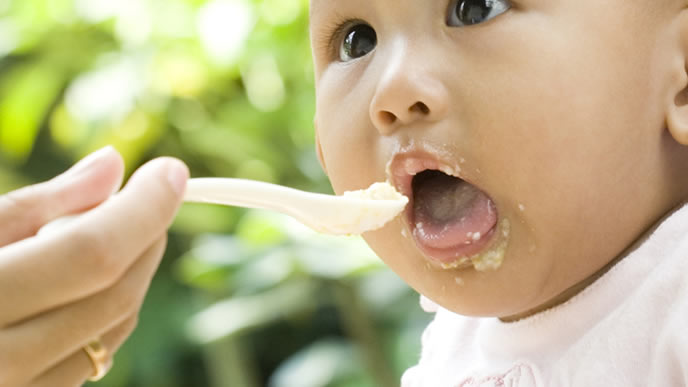 口の周りに離乳食をつけた食べ盛りの赤ちゃん