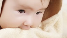 吸啜反射とは？赤ちゃんの原始反射「吸てつ反射」時期と意味