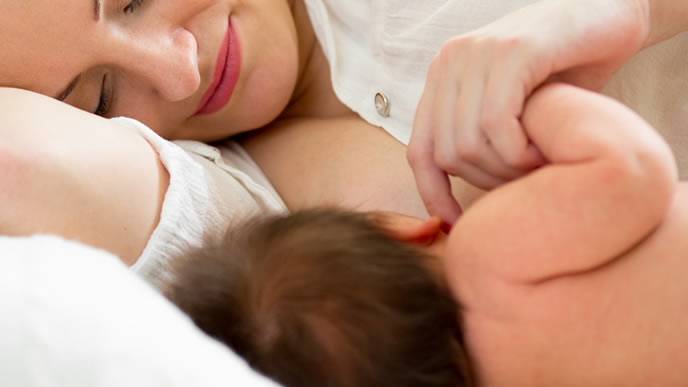 横向き授乳でも吸啜反射が起こる赤ちゃん