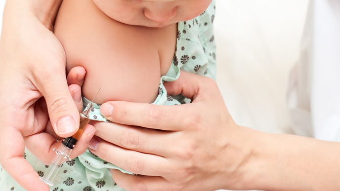 インフレンザの予防接種を受ける赤ちゃん
