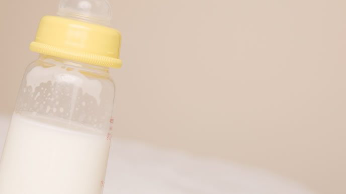 お腹いっぱいでのみ残された哺乳瓶の中のミルク