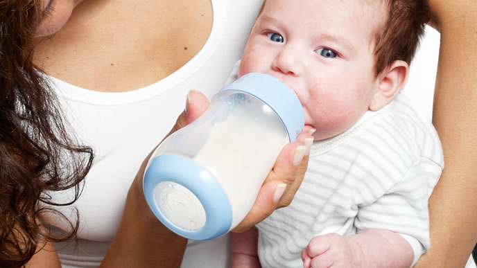 液体ミルクをごくごく飲む元気な赤ちゃん