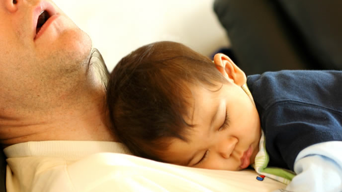 快適な室内温度についパパの胸の中で眠る赤ちゃん