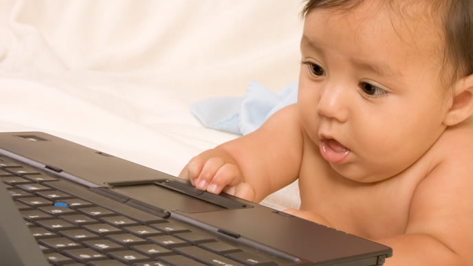 キンカンの使い方をインターネットで調べる赤ちゃん