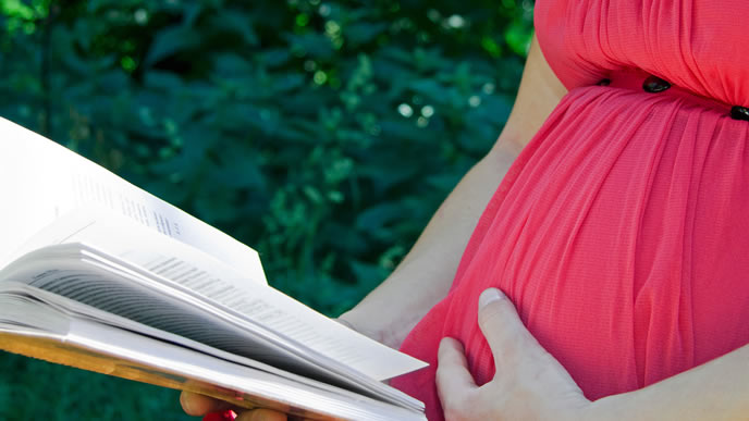 胎教として生まれる前の赤ちゃんに読み聞かせをするママ