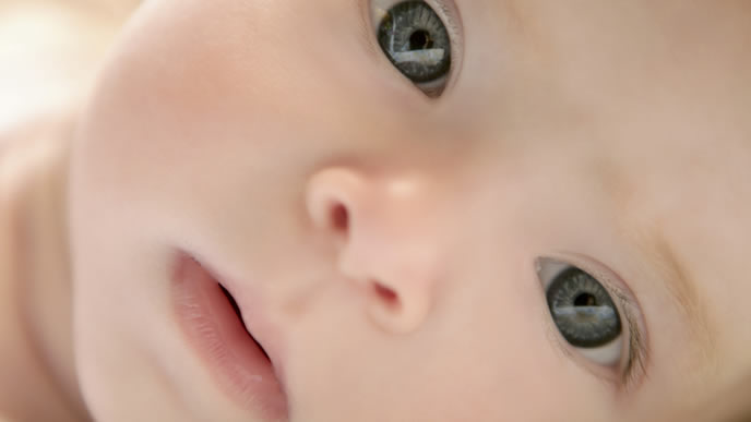 新生児の目の病気に罹った赤ちゃん