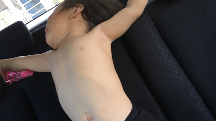 車の中で服を脱ぎだす１歳半の男の子