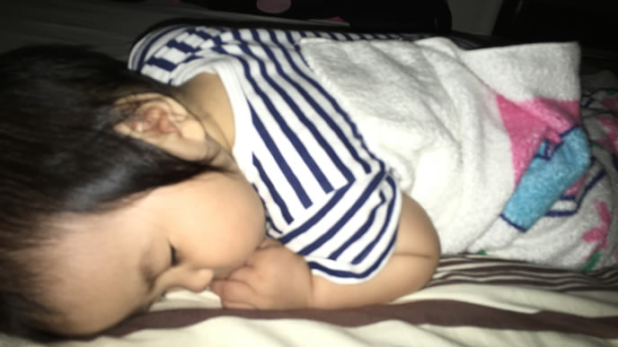 うつぶせ寝をする生後６ヶ月の赤ちゃん
