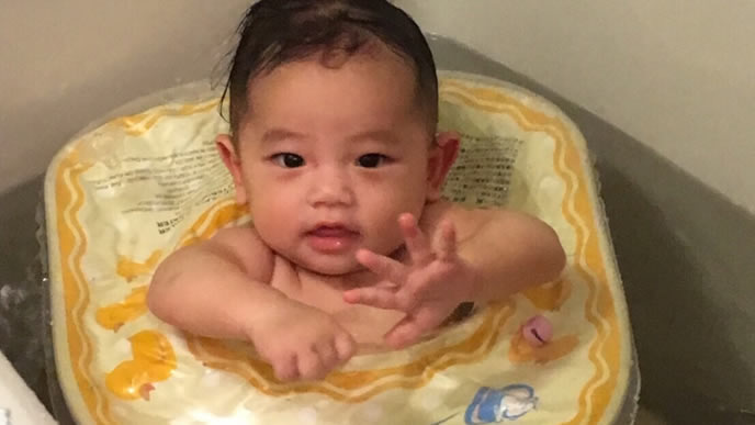お風呂に入る生後５ヶ月の赤ちゃん