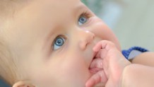 赤ちゃんが指しゃぶりする理由・たこや傷など困り事の対処法