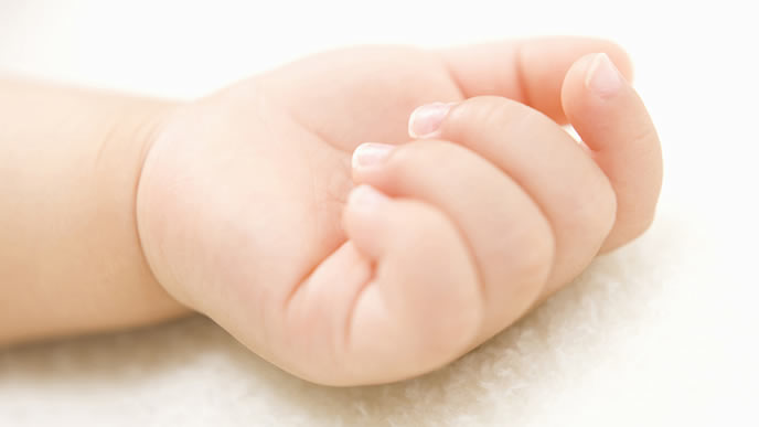 爪を綺麗に整えられた赤ちゃん