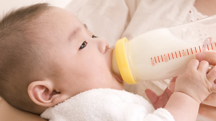 適温のミルクをごくごく飲む赤ちゃん