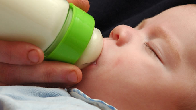 静かにママの作った牛乳を飲む赤ちゃん