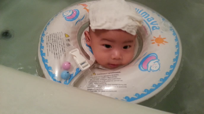 スイマーバで楽しそうにお風呂に入る赤ちゃん