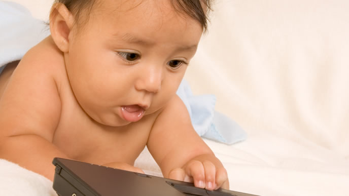 眠れないのでパソコンで遊ぶ赤ちゃん