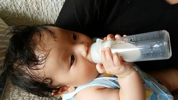 ミルクを飲むのに集中する赤ちゃん
