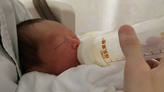 赤ちゃんがミルクを飲むための吸啜反射