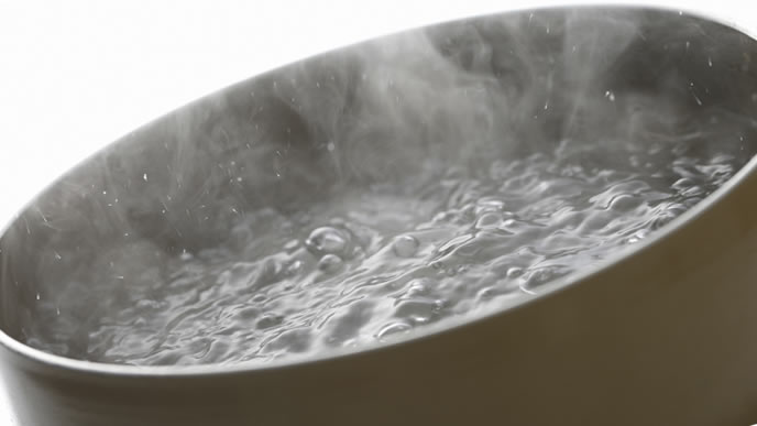 水を煮沸消毒する鍋