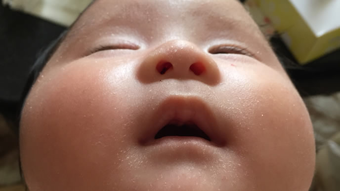 舌からのアングルで撮影された赤ちゃん