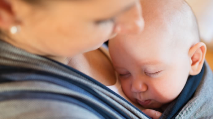 ママに抱っこされ熟睡する赤ちゃん