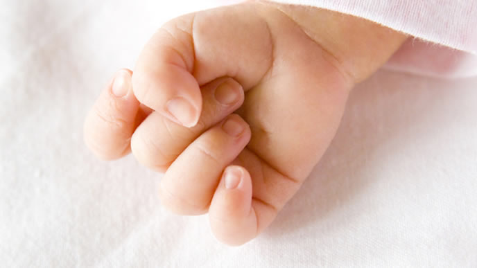新生児の赤ちゃんの手