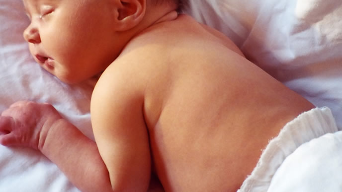 突発性発疹が治って熟睡中の赤ちゃん