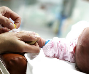 病院で治療を受ける新生児