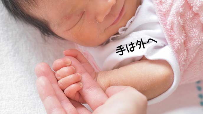 布団から手足を出してあげる