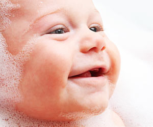 石鹸で体を洗う赤ちゃん