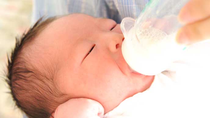 哺乳瓶からミルクを飲む赤ちゃん
