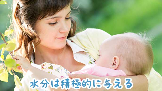 赤ちゃんに母乳を与える母親
