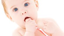 赤ちゃんが歯ブラシを使うのはいつから？選び方は？