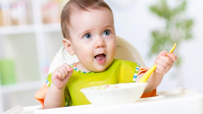 一個のお皿で離乳食を食べる赤ちゃん