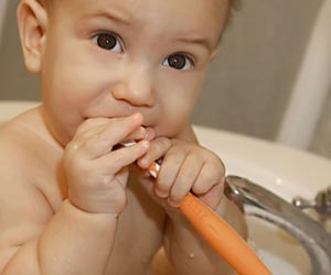 赤ちゃん用歯ブラシで歯を磨く