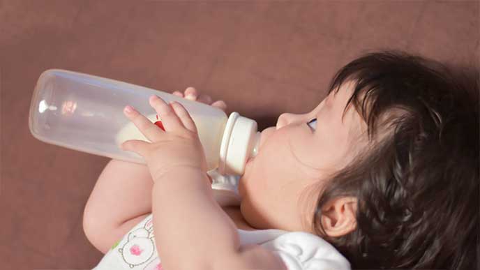 哺乳瓶でミルクを飲んでる赤ちゃん
