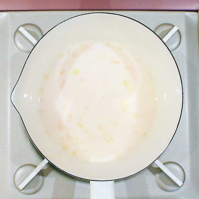 ミルクの入った鍋で煮込まれる野菜