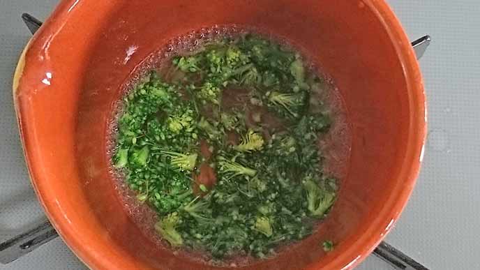 沸騰した鍋のお湯で茹でられるブロッコリー