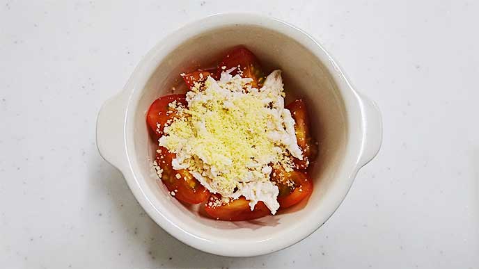 耐熱皿にミニトマト・鶏ささみを入れパルメザンチーズをかける
