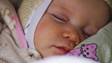赤ちゃんがよく寝る！寝る子は育つ？ミルクはどうする？