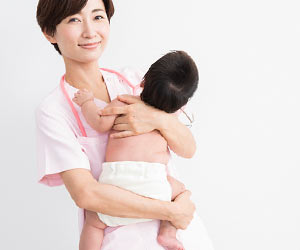 赤ちゃんを抱く女医