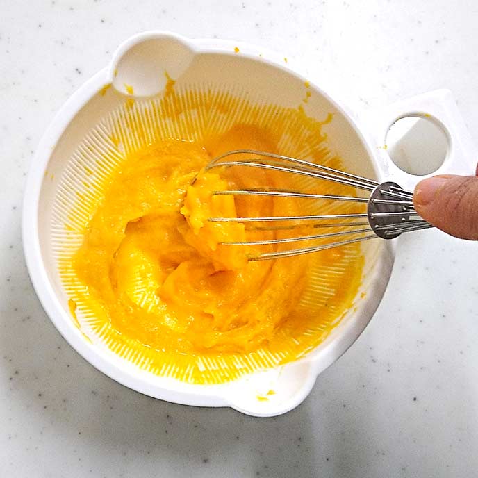 すり鉢の中の柔らかいマッシュ上のかぼちゃ