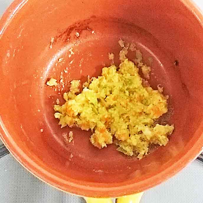 鍋の中にあるキャベツと人参の卵黄とじ