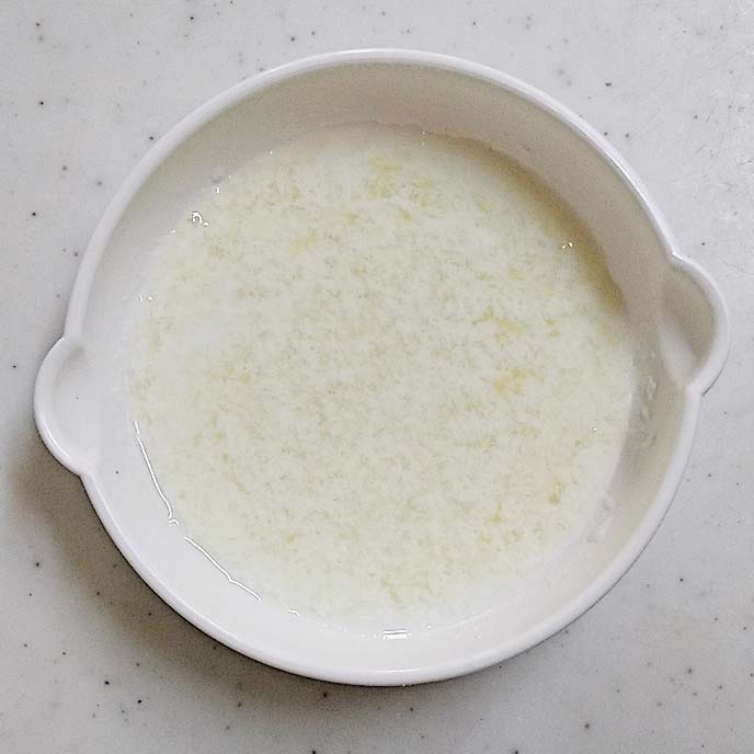 耐熱皿の中で分離した牛乳
