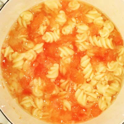鍋で完成したマカロニのトマト煮込み