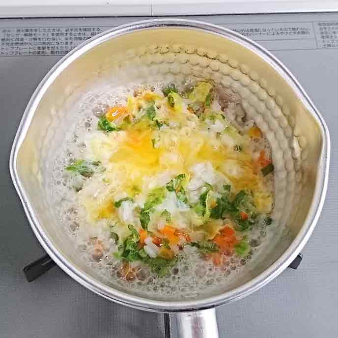 ご飯と卵を入れた鍋