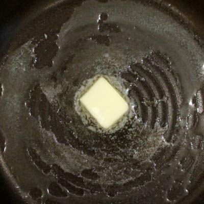 フライパンの中で溶かされるバター＠