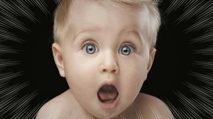 びっくりしている赤ちゃんの表情